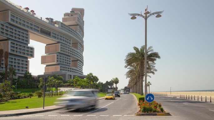 白天迪拜城市棕榈岛最著名的新现代豪华酒店外部交通海湾路全景4k延时阿联酋
