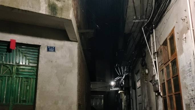 微弱灯光下 深夜孤独雨滴下雨雨中路面积水