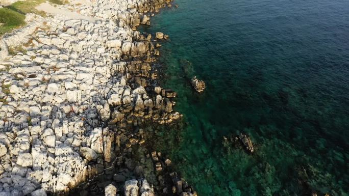 在欧洲地中海边的岩石海滩上，希腊的伯罗奔尼撒半岛，马尼在夏天阳光灿烂的一天。