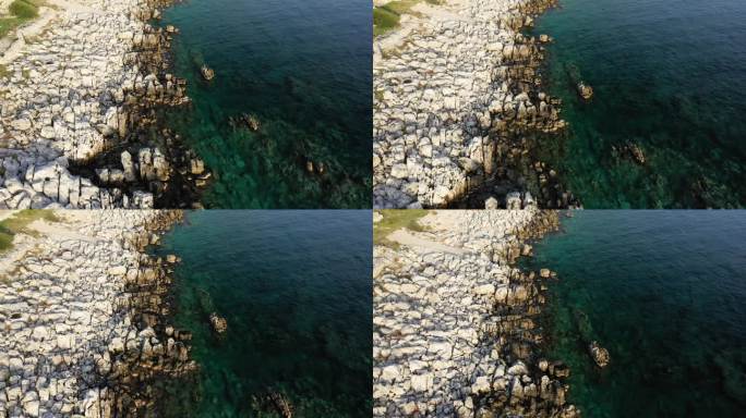 在欧洲地中海边的岩石海滩上，希腊的伯罗奔尼撒半岛，马尼在夏天阳光灿烂的一天。