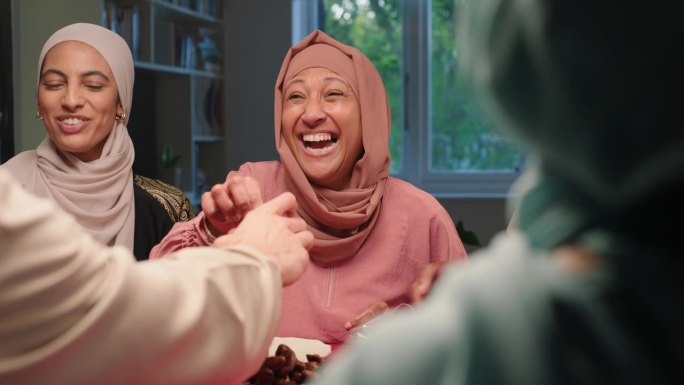 欢乐的家庭，欢笑或伊斯兰教在斋月的食物分享，餐爱或宗教节日在家里的餐桌。穆斯林人，传统或斋月由清真菜