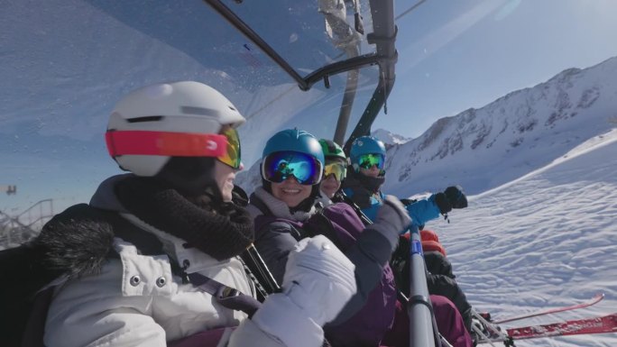 在一个阳光明媚的冬日，一家人在奥地利阿尔卑斯山冰川上滑雪