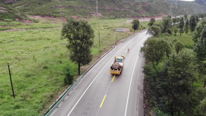 铺设道路交通安全指示标线