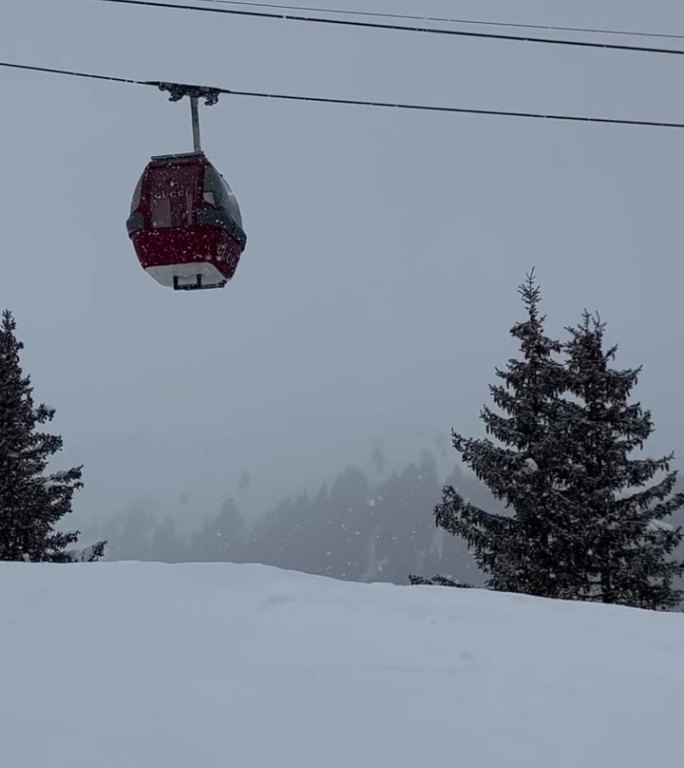 滑雪缆车在冬季滑雪胜地