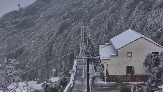 山区山农农民农村电力电线变压器冬天积雪冰