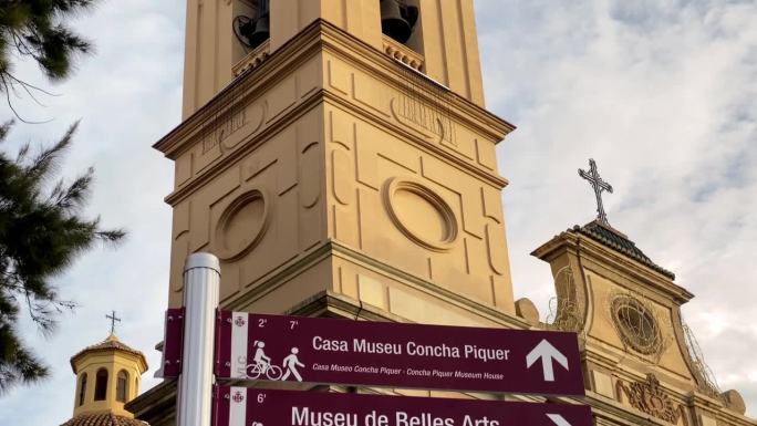 西班牙瓦伦西亚，教堂前的路标指引着当地地标