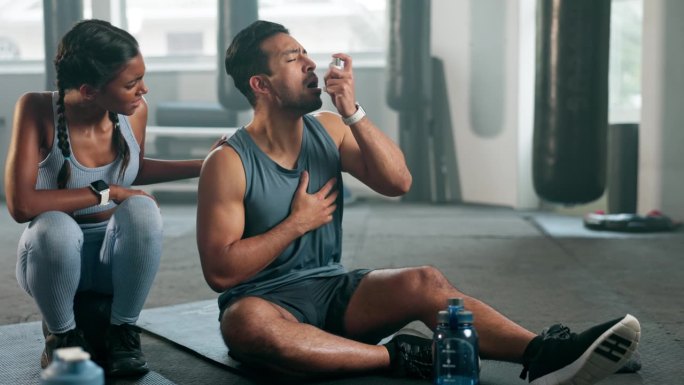 男人，在健身房呼吸或哮喘泵帮助健康风险，咳嗽治疗和空气锻炼。女性私人教练，健身或运动员药物吸入器肺氧