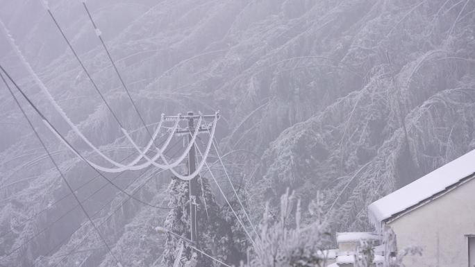 山区山农农民农村电力电线变压器冬天积雪冰