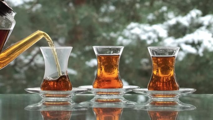 冬天在户外喝杯中的土耳其茶
