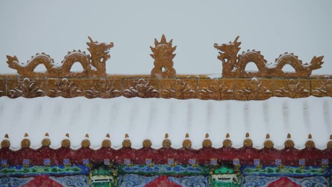 雪覆盖着中国传统建筑的屋顶