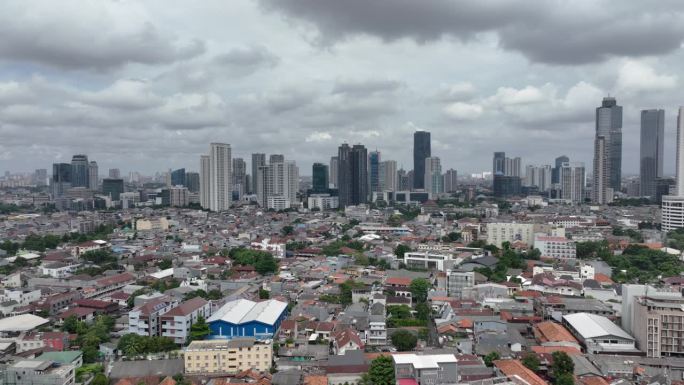 阴天飞越雅加达市区住宅、交通街道、道路立交桥航拍全景图4k印尼