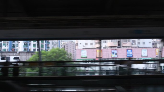 捷运平台沿途风光车窗外住房