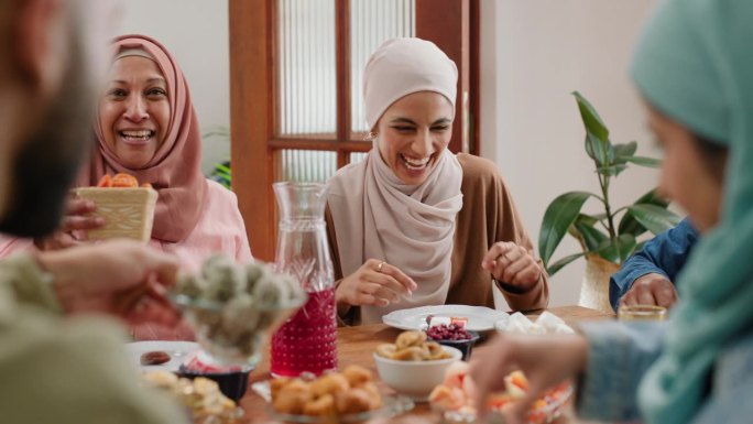 欢笑，穆斯林家庭或在斋月与开斋节分享食物，健康和宗教在家里的桌子。伊斯兰传统，开斋和清真美食一起在公