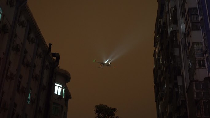 飞机 经过 楼顶低飞 夜景 原相机