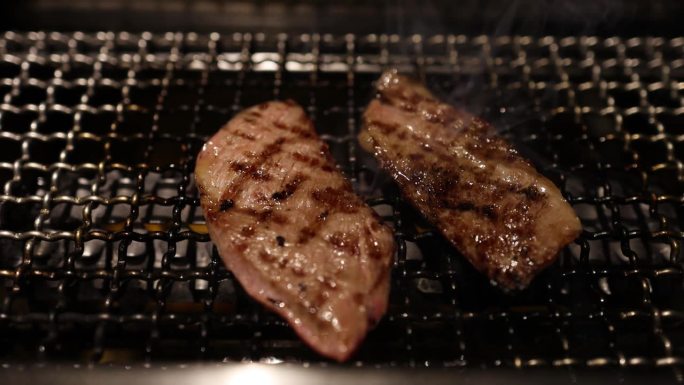 在网格烤架上烤牛肉烤鸡肉