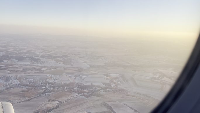 【实拍】飞机航行窗外的粉色夕阳晚霞风景