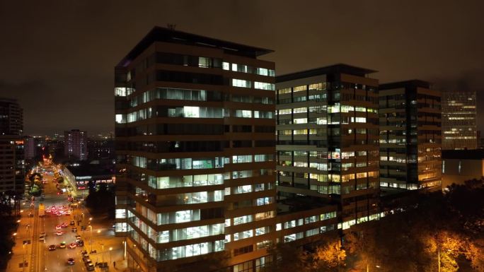 夜间照明巴塞罗那市中心现代办公大楼交通街道十字路口航拍全景4k西班牙
