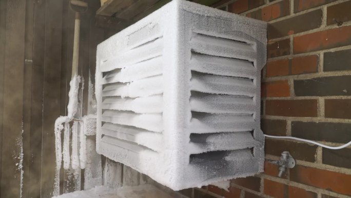 空气源热泵室外机被冰雪覆盖