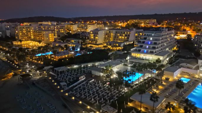 塞浦路斯普罗塔拉斯豪华酒店和度假村的航拍夜景。地中海海滨度假胜地。夏季塞浦路斯的夜生活