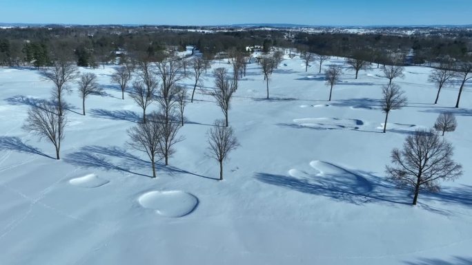 积雪覆盖的高尔夫球场鸟瞰图。晴天的白色风景。