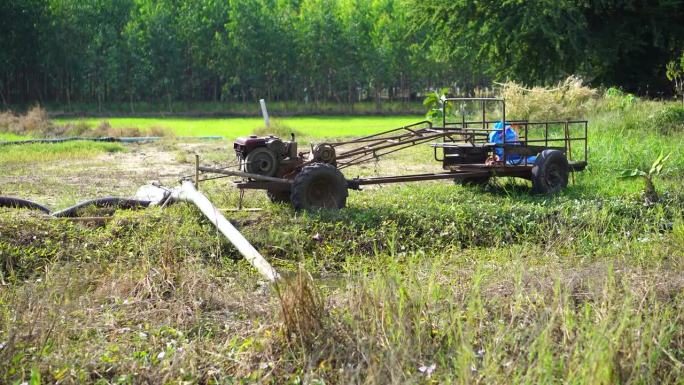 农民用拖拉机把水灌入田地。