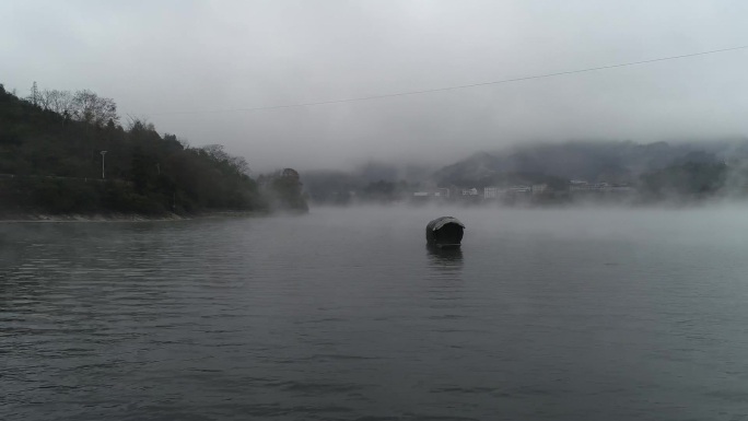 早晨起雾带有小船的水库