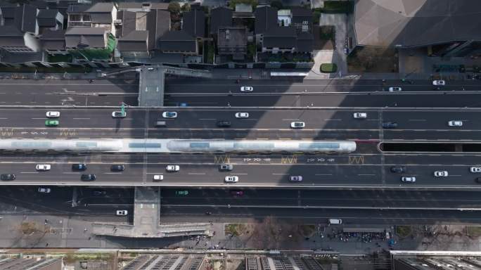 高角度航拍城市高楼下的道路车流成都二环路