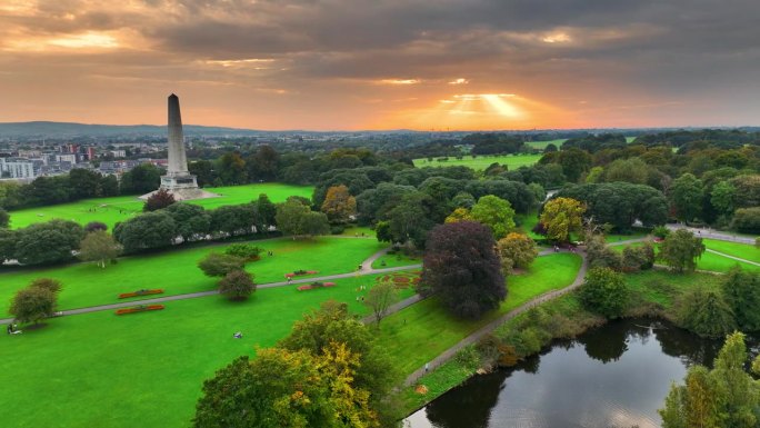爱尔兰都柏林凤凰公园惠灵顿纪念碑，爱尔兰著名旅游胜地，欧洲景观公园，欧洲著名城市公园，凤凰公园日落鸟