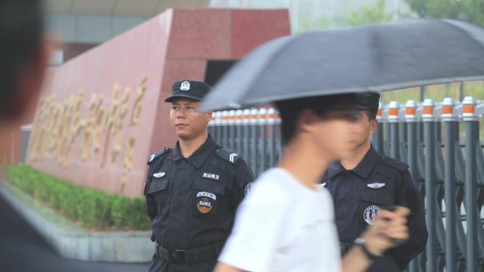 雨天安保维护高考现场