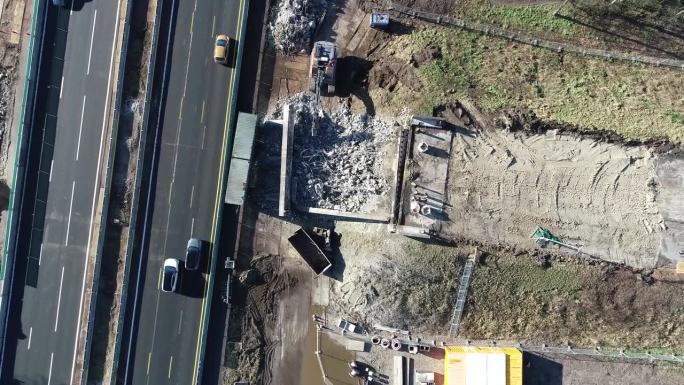 静态无人机在高速公路和建筑工地相邻的鸟瞰图中拍摄。