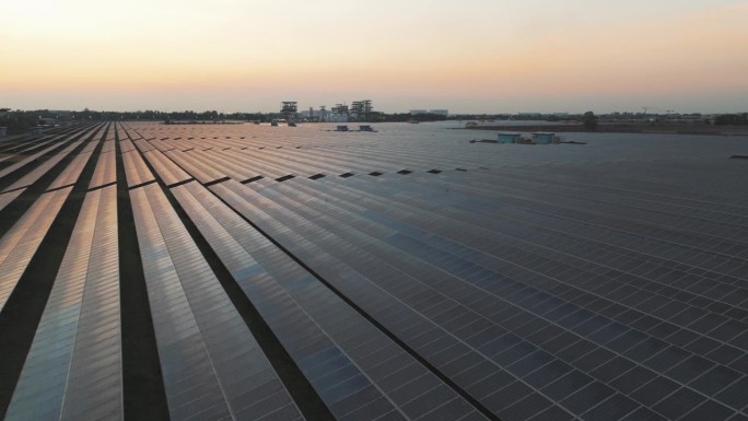 太阳能农场太阳能板上的鸟瞰图反射