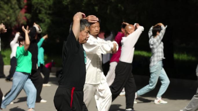 北京 北海公园 练太极的人们