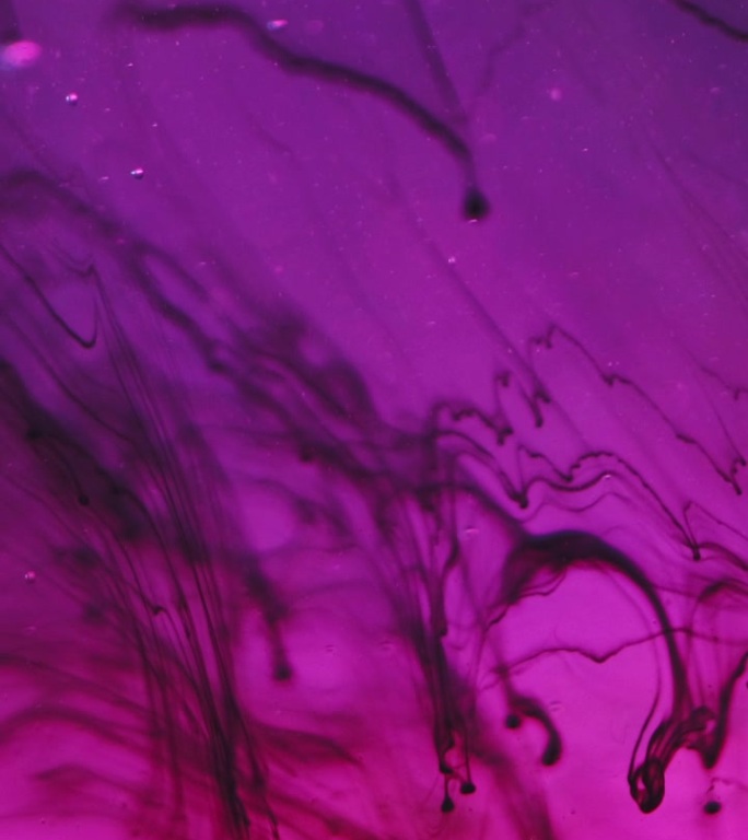 垂直墨滴背景液体颜料黑紫色