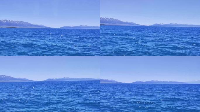 赛里木湖帆船上的深蓝