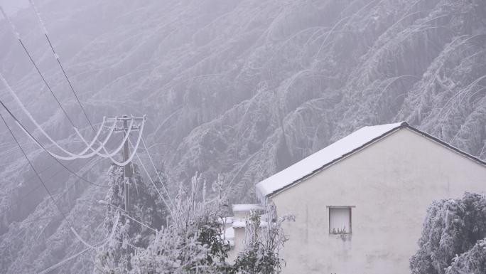 山区山农农民农村电力电线变压器冬天积雪冰