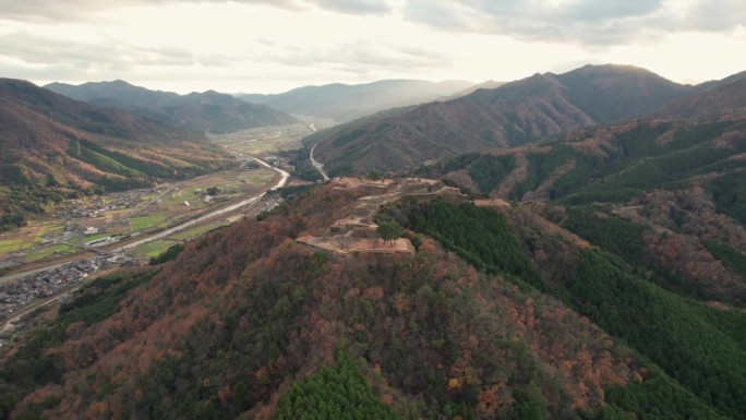 空中日本乡村山村景观绿色夏天兵库县浅ago武田城堡遗址，旅游日本，日光天际线