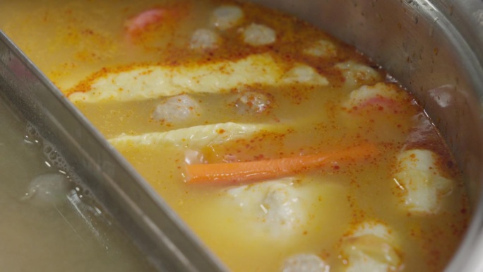 冬阴汤的特写与龙成鸣卷在锅里煮