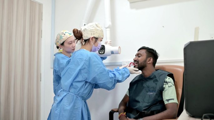 亚洲印度患者正在进行数字3D全景牙科x光。