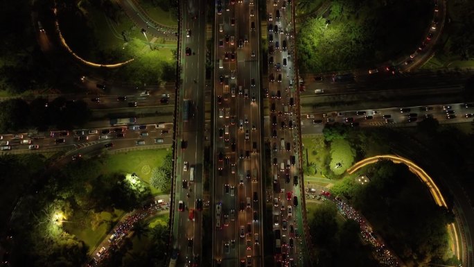 夜间照明雅加达市中心高流量街道道路交汇处空中俯视全景4k印度尼西亚