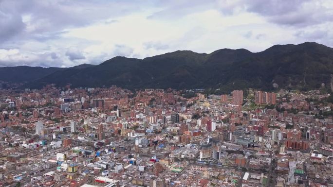 波哥大市的全景照片，城市北部有许多建筑