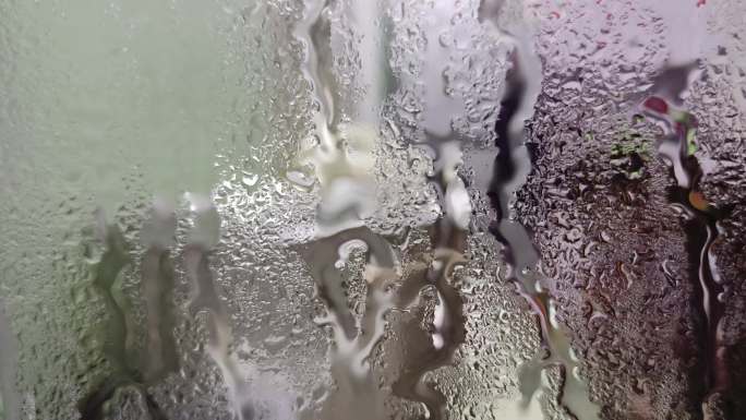 回南天水珠玻璃下雨潮湿窗外窗户玻璃雨滴