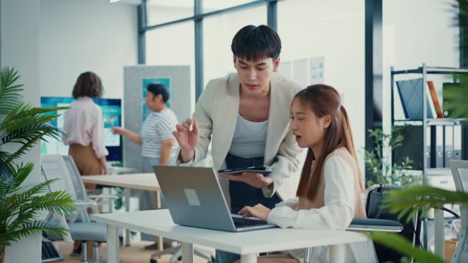 多元化的亚洲商务人士在现代办公室的生活方式。