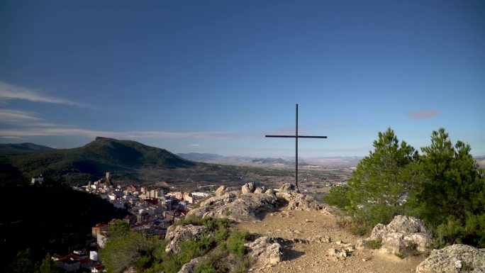 山顶上的金属天主教十字架