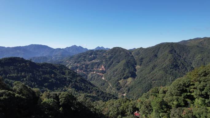 大山里的村庄蓝天丘陵