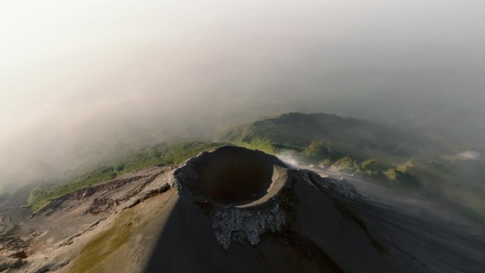 航拍:日出时，危地马拉富埃戈火山口的倒映照片