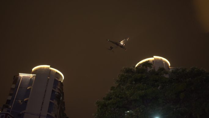 飞机 经过 楼顶 飞机 低飞 夜景1