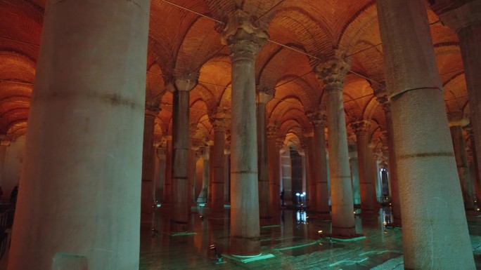 Yerebatan大教堂蓄水池Sarnıcı巨大的罗马地下水源，由大理石柱子支撑，土耳其伊斯坦布尔