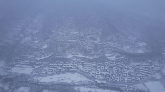 数九寒冬的村庄下雪