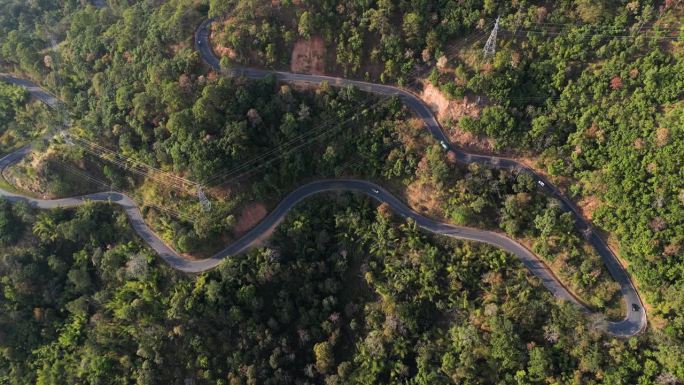 山上的路穿过绿林和高山