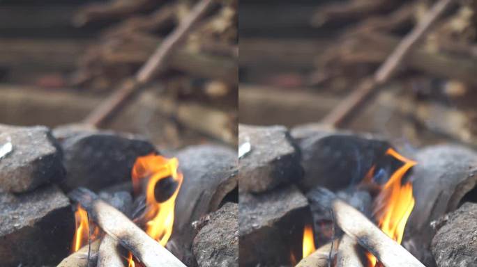 火在小屋里的石炉里烧木柴